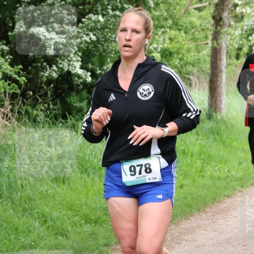 04.05.2025 - 8. Wedeler Halbmarathon Lena Gebhardt http://msf.ph/oto/7831603 04.05.2025 11:18:25 Laufen 978, 156 meine-sportfotos.de