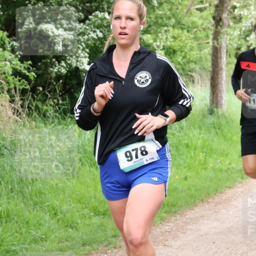 04.05.2025 - 8. Wedeler Halbmarathon Lena Gebhardt http://msf.ph/oto/7831606 04.05.2025 11:18:25 Laufen 978, 156 meine-sportfotos.de