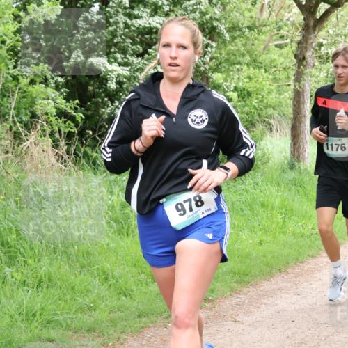 04.05.2025 - 8. Wedeler Halbmarathon Lena Gebhardt http://msf.ph/oto/7831610 04.05.2025 11:18:25 Laufen 978, 156, 1176 meine-sportfotos.de