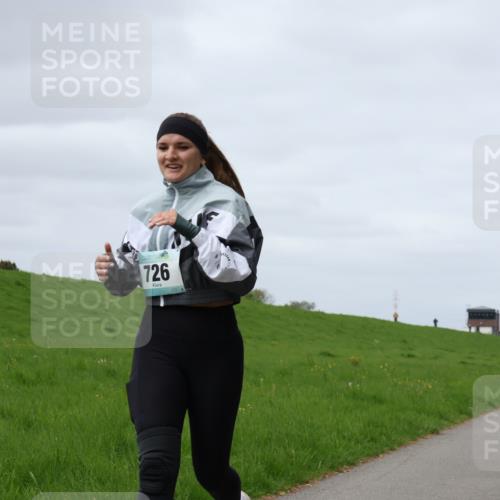 04.05.2025 - 8. Wedeler Halbmarathon Yannick Fuchs http://msf.ph/oto/7832003 04.05.2025 11:40:57 Laufen 726, 873 meine-sportfotos.de