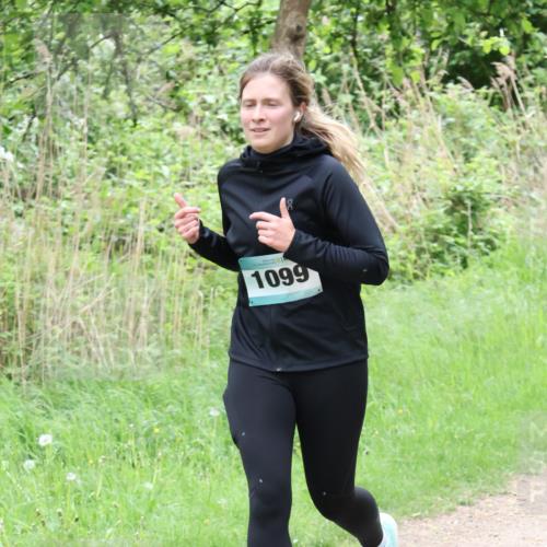 04.05.2025 - 8. Wedeler Halbmarathon Lena Gebhardt http://msf.ph/oto/7832062 04.05.2025 11:19:13 Laufen 1099 meine-sportfotos.de