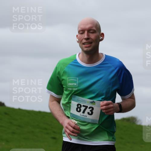 04.05.2025 - 8. Wedeler Halbmarathon Yannick Fuchs http://msf.ph/oto/7832160 04.05.2025 11:41:04 Laufen 873 meine-sportfotos.de
