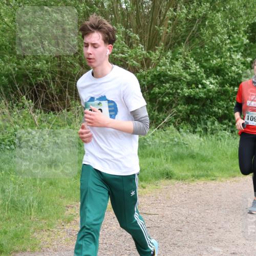 04.05.2025 - 8. Wedeler Halbmarathon Lena Gebhardt http://msf.ph/oto/7832259 04.05.2025 11:19:44 Laufen 109, 159 meine-sportfotos.de