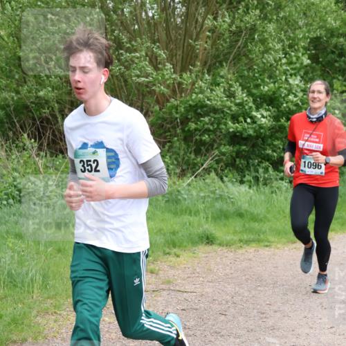 04.05.2025 - 8. Wedeler Halbmarathon Lena Gebhardt http://msf.ph/oto/7832262 04.05.2025 11:19:44 Laufen 16, 352, 50, 1096 meine-sportfotos.de