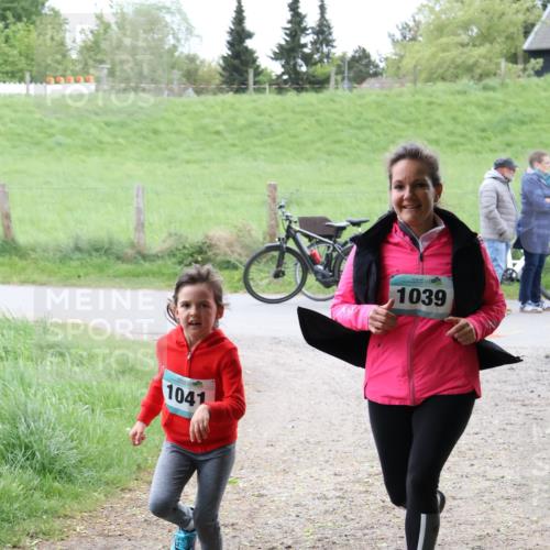 04.05.2025 - 8. Wedeler Halbmarathon Lena Gebhardt http://msf.ph/oto/7833041 04.05.2025 11:21:12 Laufen 1041, 1039 meine-sportfotos.de