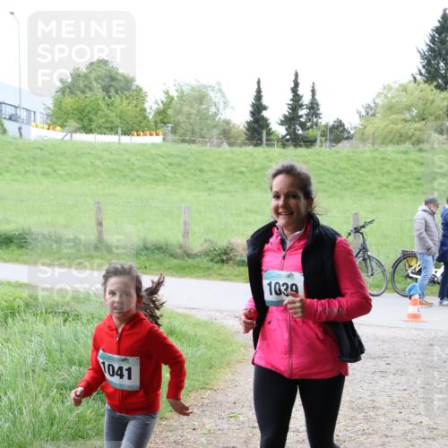 04.05.2025 - 8. Wedeler Halbmarathon Lena Gebhardt http://msf.ph/oto/7833058 04.05.2025 11:21:12 Laufen 1041, 1039 meine-sportfotos.de