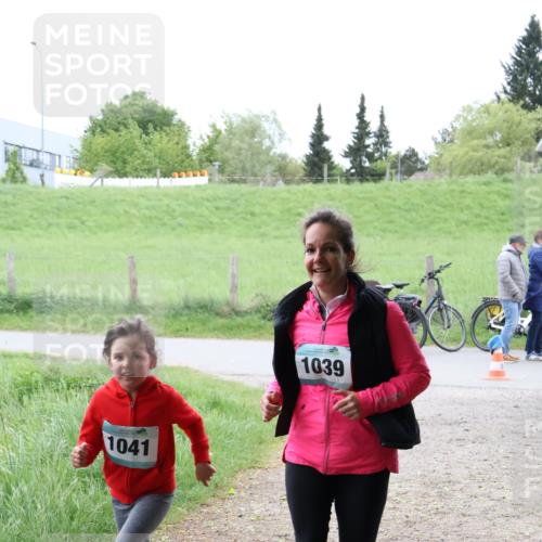 04.05.2025 - 8. Wedeler Halbmarathon Lena Gebhardt http://msf.ph/oto/7833061 04.05.2025 11:21:12 Laufen 1041, 1039 meine-sportfotos.de