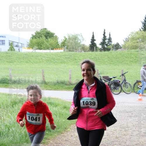 04.05.2025 - 8. Wedeler Halbmarathon Lena Gebhardt http://msf.ph/oto/7833065 04.05.2025 11:21:12 Laufen 1041, 1039 meine-sportfotos.de