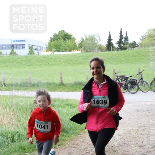 04.05.2025 - 8. Wedeler Halbmarathon Lena Gebhardt http://msf.ph/oto/7833069 04.05.2025 11:21:12 Laufen 1041, 1039 meine-sportfotos.de
