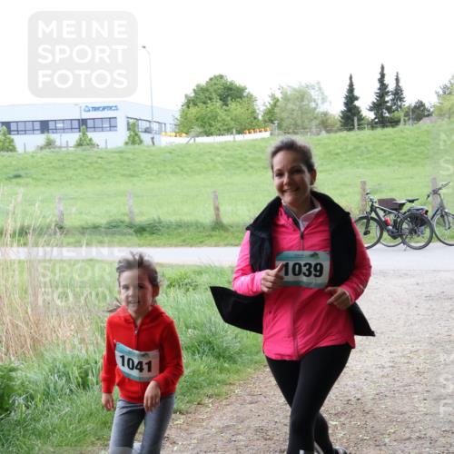 04.05.2025 - 8. Wedeler Halbmarathon Lena Gebhardt http://msf.ph/oto/7833074 04.05.2025 11:21:12 Laufen 1041, 1039 meine-sportfotos.de