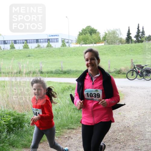 04.05.2025 - 8. Wedeler Halbmarathon Lena Gebhardt http://msf.ph/oto/7833084 04.05.2025 11:21:12 Laufen 041, 1039 meine-sportfotos.de