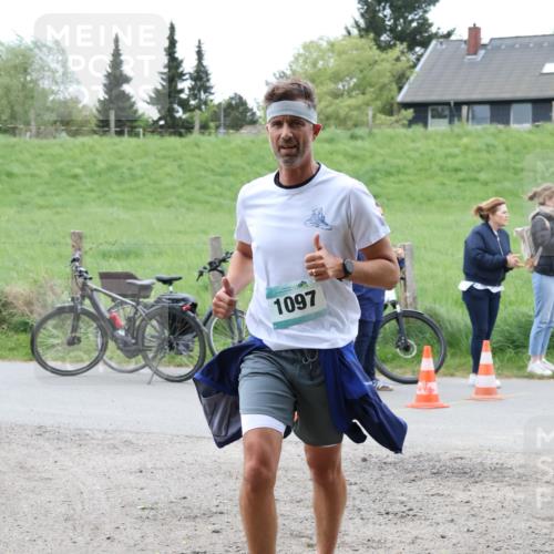 04.05.2025 - 8. Wedeler Halbmarathon Lena Gebhardt http://msf.ph/oto/7833094 04.05.2025 11:21:15 Laufen 1097 meine-sportfotos.de