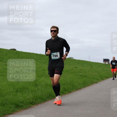 04.05.2025 - 8. Wedeler Halbmarathon Yannick Fuchs http://msf.ph/oto/7833382 04.05.2025 11:42:16 Laufen 2025, 786 meine-sportfotos.de