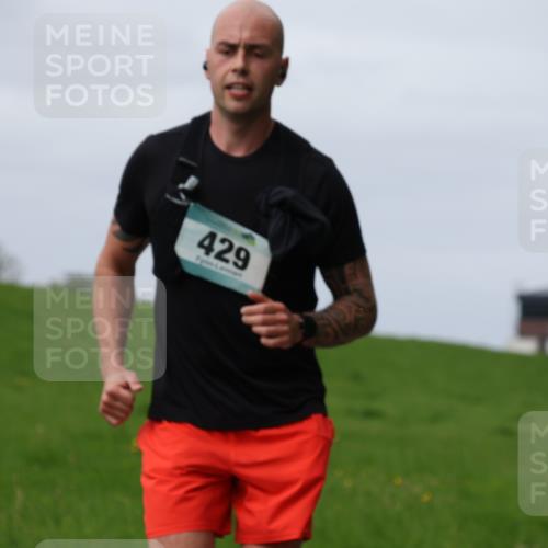 04.05.2025 - 8. Wedeler Halbmarathon Yannick Fuchs http://msf.ph/oto/7833486 04.05.2025 11:42:21 Laufen 429 meine-sportfotos.de