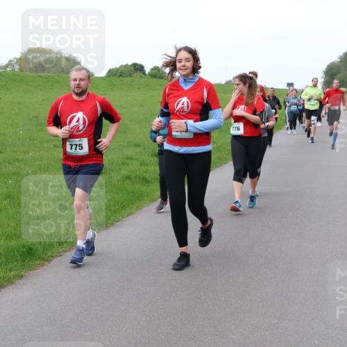 04.05.2025 - 8. Wedeler Halbmarathon Lena Gebhardt http://msf.ph/oto/7833857 04.05.2025 11:23:16 Laufen 775, 776 meine-sportfotos.de