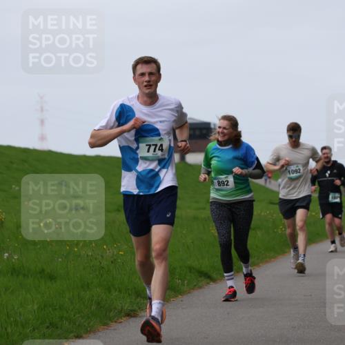 04.05.2025 - 8. Wedeler Halbmarathon Yannick Fuchs http://msf.ph/oto/7833897 04.05.2025 11:22:10 Laufen 774, 21, 892, 1092, 107, 1209 meine-sportfotos.de