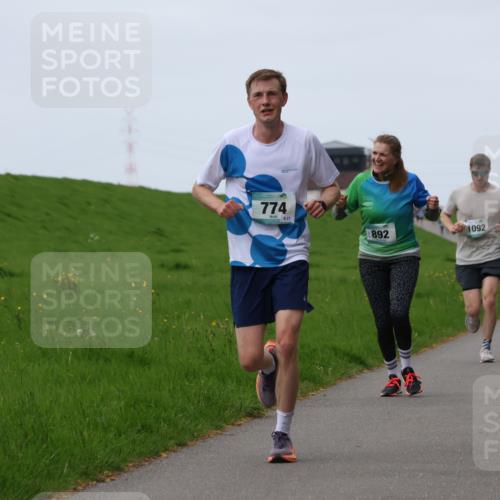 04.05.2025 - 8. Wedeler Halbmarathon Yannick Fuchs http://msf.ph/oto/7833903 04.05.2025 11:22:10 Laufen 774, 21, 892, 1092, 102, 1209 meine-sportfotos.de