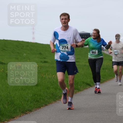04.05.2025 - 8. Wedeler Halbmarathon Yannick Fuchs http://msf.ph/oto/7833907 04.05.2025 11:22:10 Laufen 774, 21, 892, 1092, 107, 1209 meine-sportfotos.de