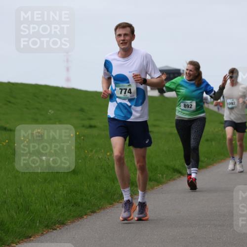 04.05.2025 - 8. Wedeler Halbmarathon Yannick Fuchs http://msf.ph/oto/7833910 04.05.2025 11:22:10 Laufen 774, 21, 892, 1092, 167, 1209 meine-sportfotos.de
