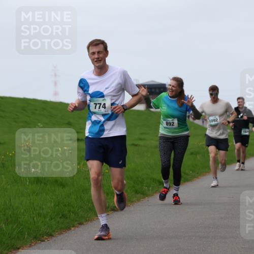 04.05.2025 - 8. Wedeler Halbmarathon Yannick Fuchs http://msf.ph/oto/7833919 04.05.2025 11:22:10 Laufen 774, 21, 892, 1092, 102, 1209 meine-sportfotos.de