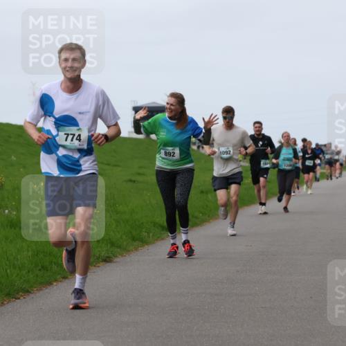 04.05.2025 - 8. Wedeler Halbmarathon Yannick Fuchs http://msf.ph/oto/7833939 04.05.2025 11:22:11 Laufen 774, 82, 892, 1092, 102, 1209 meine-sportfotos.de