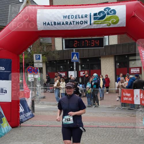 04.05.2025 - 8. Wedeler Halbmarathon Felixshl http://msf.ph/oto/7834008 04.05.2025 12:17:32 Ziel 278, 792 meine-sportfotos.de