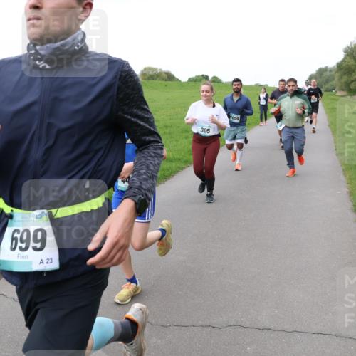 04.05.2025 - 8. Wedeler Halbmarathon Lena Gebhardt http://msf.ph/oto/7834049 04.05.2025 11:23:32 Laufen 699, 23, 305, 1059 meine-sportfotos.de