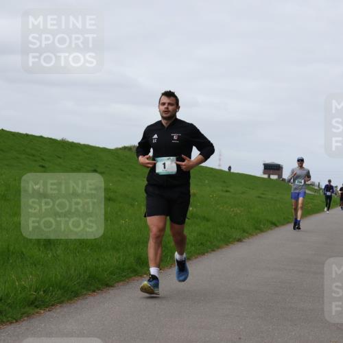 04.05.2025 - 8. Wedeler Halbmarathon Yannick Fuchs http://msf.ph/oto/7834106 04.05.2025 11:43:08 Laufen 22 meine-sportfotos.de