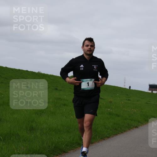 04.05.2025 - 8. Wedeler Halbmarathon Yannick Fuchs http://msf.ph/oto/7834120 04.05.2025 11:43:08 Laufen 22, 248 meine-sportfotos.de