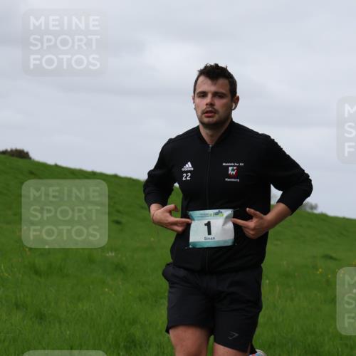 04.05.2025 - 8. Wedeler Halbmarathon Yannick Fuchs http://msf.ph/oto/7834140 04.05.2025 11:43:09 Laufen 22, 1 meine-sportfotos.de