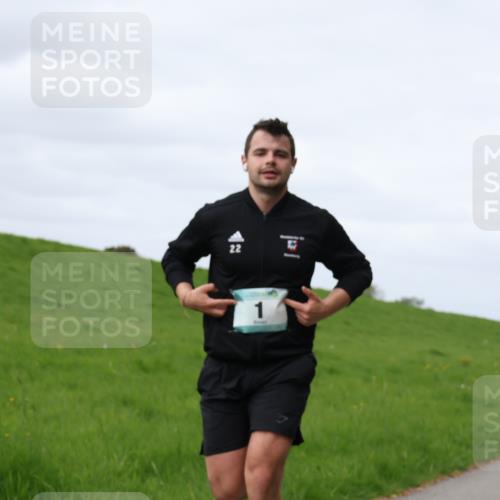 04.05.2025 - 8. Wedeler Halbmarathon Yannick Fuchs http://msf.ph/oto/7834153 04.05.2025 11:43:09 Laufen 22, 1 meine-sportfotos.de