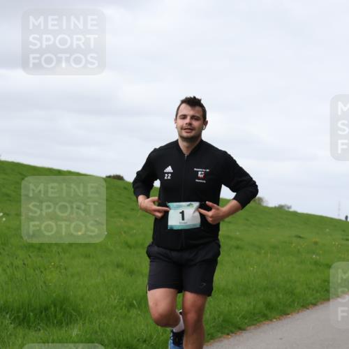 04.05.2025 - 8. Wedeler Halbmarathon Yannick Fuchs http://msf.ph/oto/7834156 04.05.2025 11:43:09 Laufen 22, 1 meine-sportfotos.de