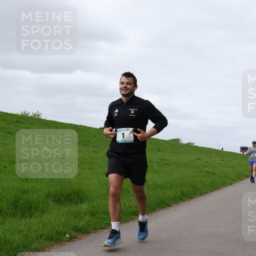 04.05.2025 - 8. Wedeler Halbmarathon Yannick Fuchs http://msf.ph/oto/7834162 04.05.2025 11:43:09 Laufen 22 meine-sportfotos.de