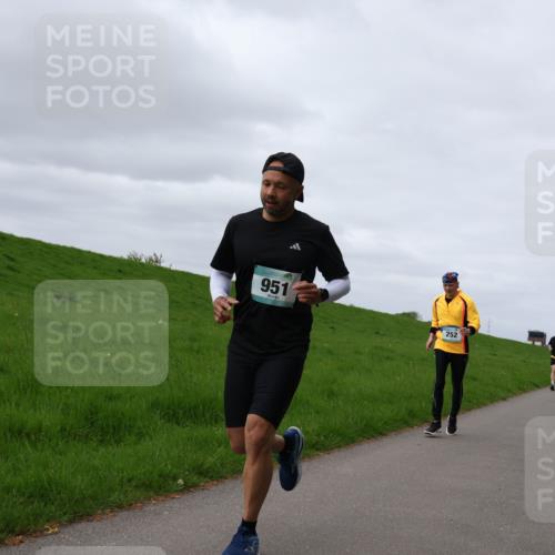 04.05.2025 - 8. Wedeler Halbmarathon Yannick Fuchs http://msf.ph/oto/7834528 04.05.2025 11:43:29 Laufen 951, 252 meine-sportfotos.de
