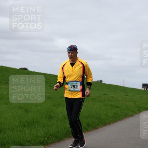 04.05.2025 - 8. Wedeler Halbmarathon Yannick Fuchs http://msf.ph/oto/7834548 04.05.2025 11:43:30 Laufen 252 meine-sportfotos.de