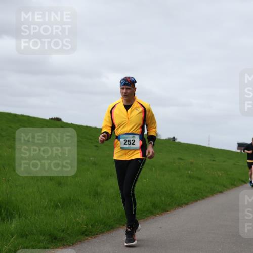 04.05.2025 - 8. Wedeler Halbmarathon Yannick Fuchs http://msf.ph/oto/7834551 04.05.2025 11:43:30 Laufen 252 meine-sportfotos.de