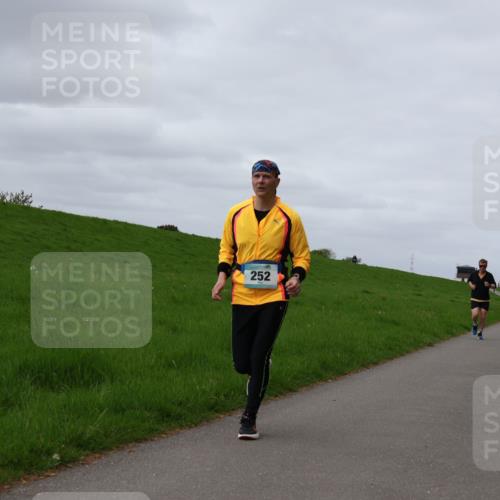 04.05.2025 - 8. Wedeler Halbmarathon Yannick Fuchs http://msf.ph/oto/7834560 04.05.2025 11:43:30 Laufen 252 meine-sportfotos.de