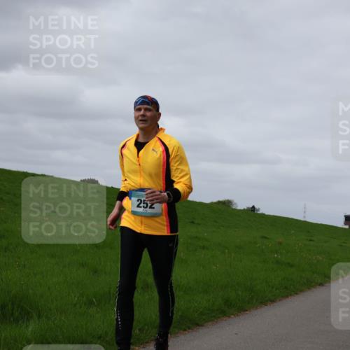 04.05.2025 - 8. Wedeler Halbmarathon Yannick Fuchs http://msf.ph/oto/7834568 04.05.2025 11:43:31 Laufen 252 meine-sportfotos.de