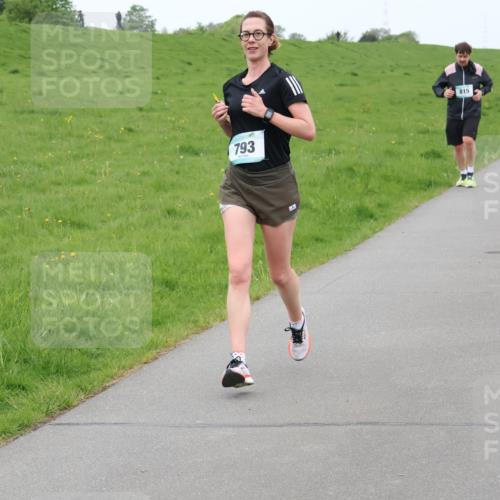 04.05.2025 - 8. Wedeler Halbmarathon Lena Gebhardt http://msf.ph/oto/7834668 04.05.2025 11:24:53 Laufen 793, 815, 259 meine-sportfotos.de