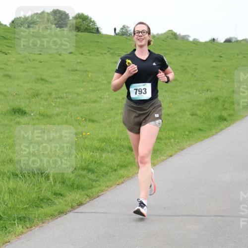 04.05.2025 - 8. Wedeler Halbmarathon Lena Gebhardt http://msf.ph/oto/7834676 04.05.2025 11:24:54 Laufen 793, 815 meine-sportfotos.de