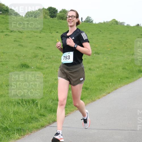 04.05.2025 - 8. Wedeler Halbmarathon Lena Gebhardt http://msf.ph/oto/7834684 04.05.2025 11:24:54 Laufen 793, 815 meine-sportfotos.de