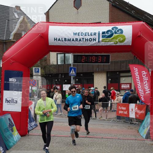 04.05.2025 - 8. Wedeler Halbmarathon Felixshl http://msf.ph/oto/7834819 04.05.2025 12:19:29 Ziel 550, 608, 609 meine-sportfotos.de