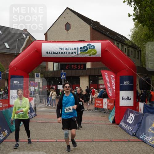 04.05.2025 - 8. Wedeler Halbmarathon Felixshl http://msf.ph/oto/7834877 04.05.2025 12:19:31 Ziel 550, 608, 609 meine-sportfotos.de