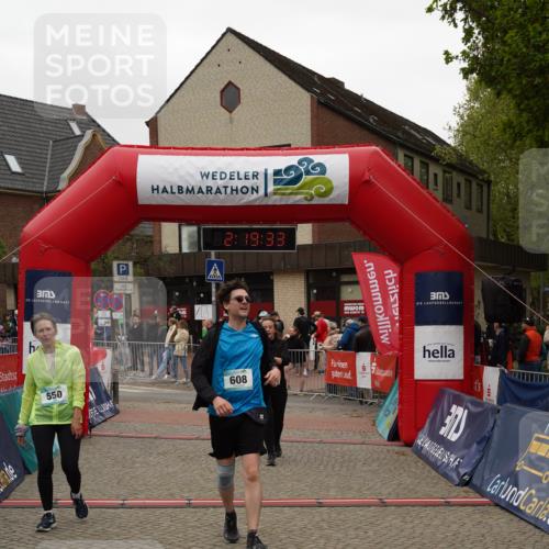 04.05.2025 - 8. Wedeler Halbmarathon Felixshl http://msf.ph/oto/7834887 04.05.2025 12:19:31 Ziel 550, 608, 609 meine-sportfotos.de