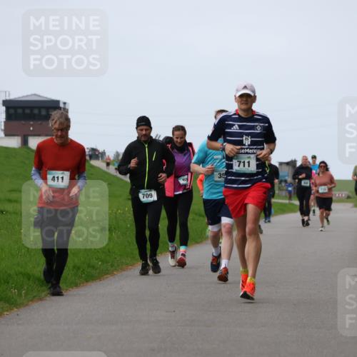 04.05.2025 - 8. Wedeler Halbmarathon Yannick Fuchs http://msf.ph/oto/7834901 04.05.2025 11:22:54 Laufen 411, 89, 709, 35, 711 meine-sportfotos.de