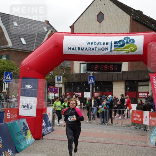 04.05.2025 - 8. Wedeler Halbmarathon Felixshl http://msf.ph/oto/7834940 04.05.2025 12:19:49 Ziel 571, 686, 688 meine-sportfotos.de