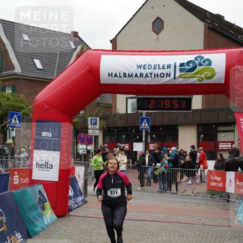 04.05.2025 - 8. Wedeler Halbmarathon Felixshl http://msf.ph/oto/7834950 04.05.2025 12:19:49 Ziel 571, 686, 688 meine-sportfotos.de