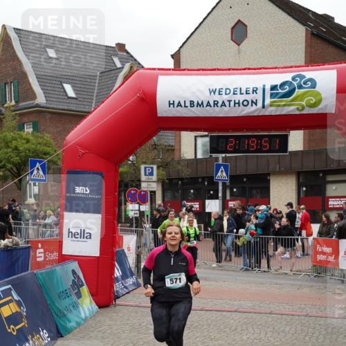 04.05.2025 - 8. Wedeler Halbmarathon Felixshl http://msf.ph/oto/7834974 04.05.2025 12:19:49 Ziel 571, 686, 688 meine-sportfotos.de