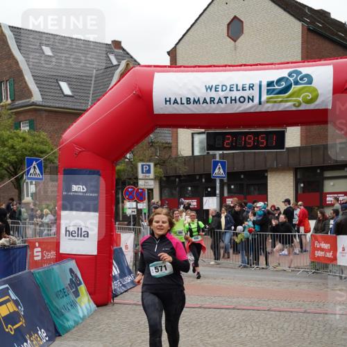 04.05.2025 - 8. Wedeler Halbmarathon Felixshl http://msf.ph/oto/7834984 04.05.2025 12:19:49 Ziel 571, 686, 688 meine-sportfotos.de