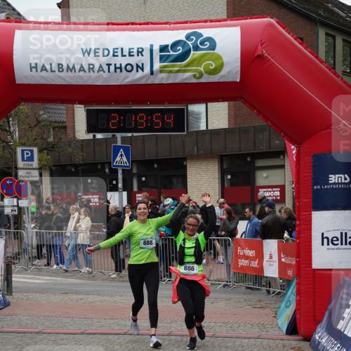 04.05.2025 - 8. Wedeler Halbmarathon Felixshl http://msf.ph/oto/7835015 04.05.2025 12:19:52 Ziel 571, 686, 688 meine-sportfotos.de